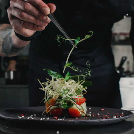 שף נותן נגיעות אחרונות במנה